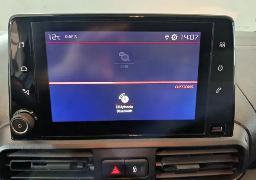 Écran tactile central du tableau de bord du Citroën Berlingo blanc, affichant la fonction Téléphonie Bluetooth.