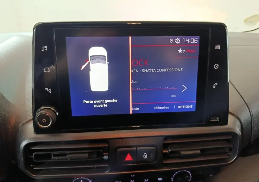 Écran tactile du tableau de bord du Citroën Berlingo 2021 affichant l'alerte porte avant gauche ouverte.
