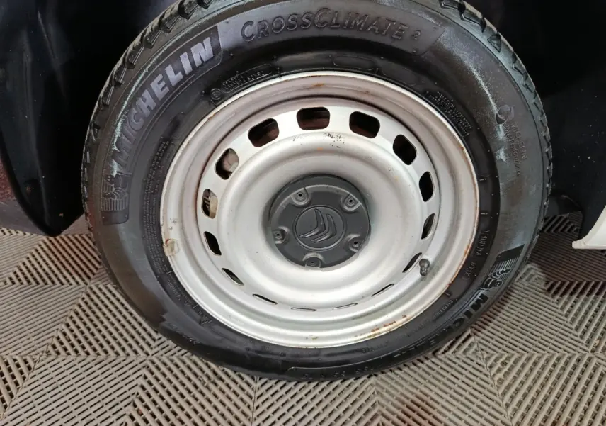 Gros plan sur la roue de secours acier avec pneu Michelin CrossClimate du Citroën Berlingo blanc 2021.