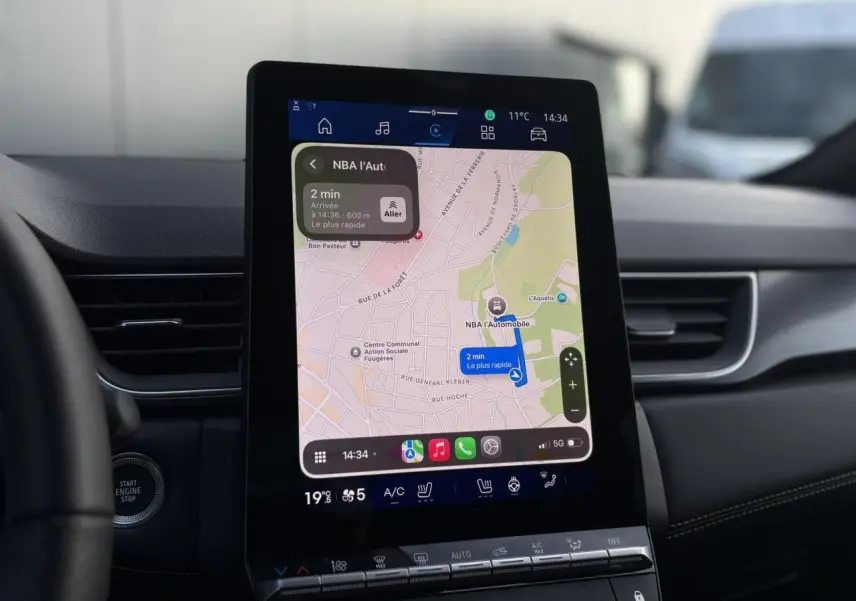 Écran tactile central affichant la navigation GPS dans l’habitacle du Renault Symbioz noir étoilé, vue de face.