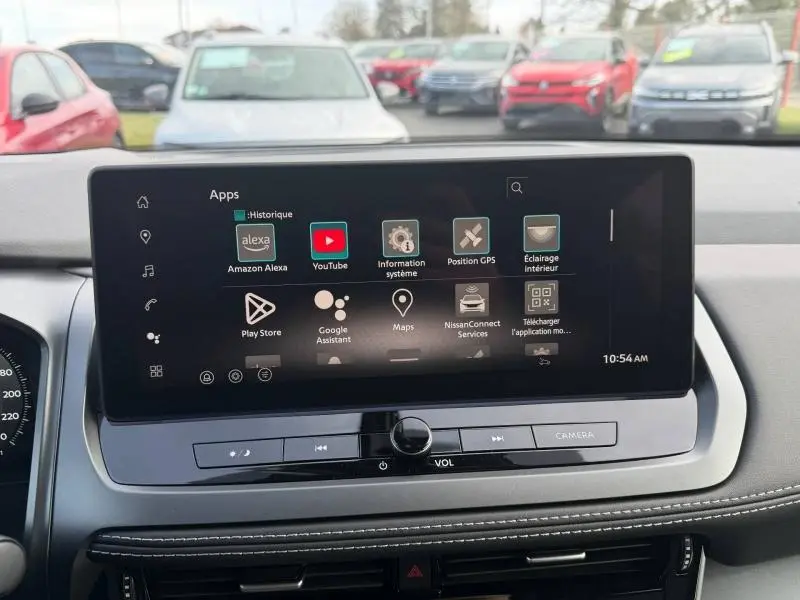 Vue intérieure du tableau de bord du Nissan Qashqai Hybrid e-POWER 2025 avec écran tactile affichant les applications connectées.