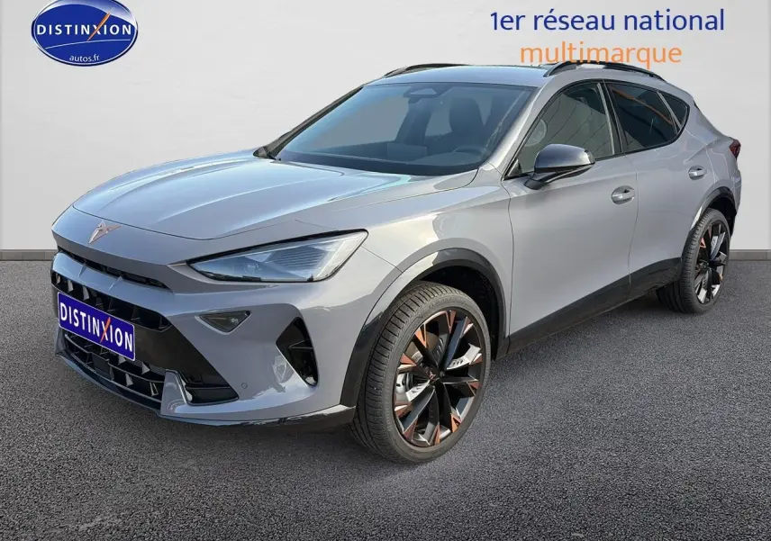 Vue 3/4 avant droit du CUPRA Formentor gris graphene avec jantes noires et détails cuivrés, sur fond neutre.
