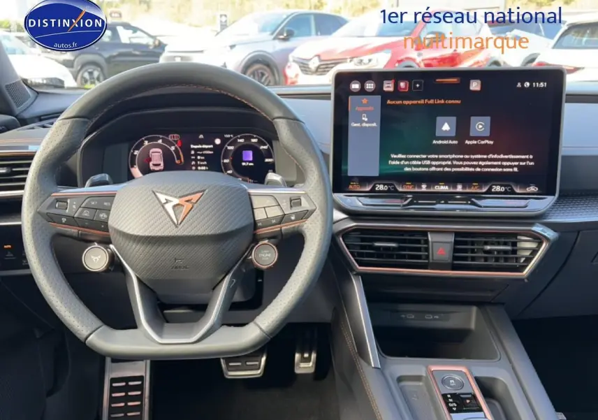 Vue intérieure centrée sur le volant cuir sport et l'écran tactile du tableau de bord du CUPRA Formentor 2.0 TDI gris graphene.