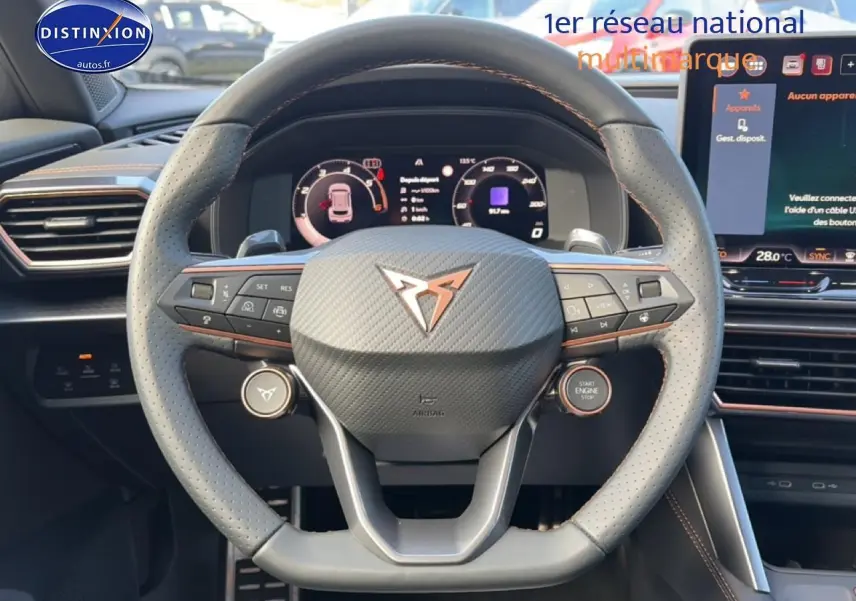 Vue rapprochée du volant sport en cuir perforé avec logo CUPRA, tableau de bord numérique et écran tactile du Formentor 2026.