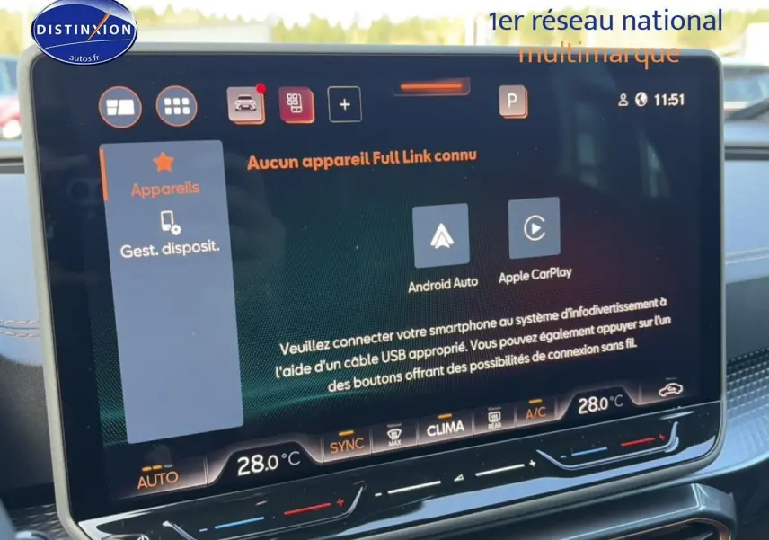 Écran tactile central du tableau de bord du CUPRA Formentor gris Graphene, affichant les options Android Auto et Apple CarPlay.
