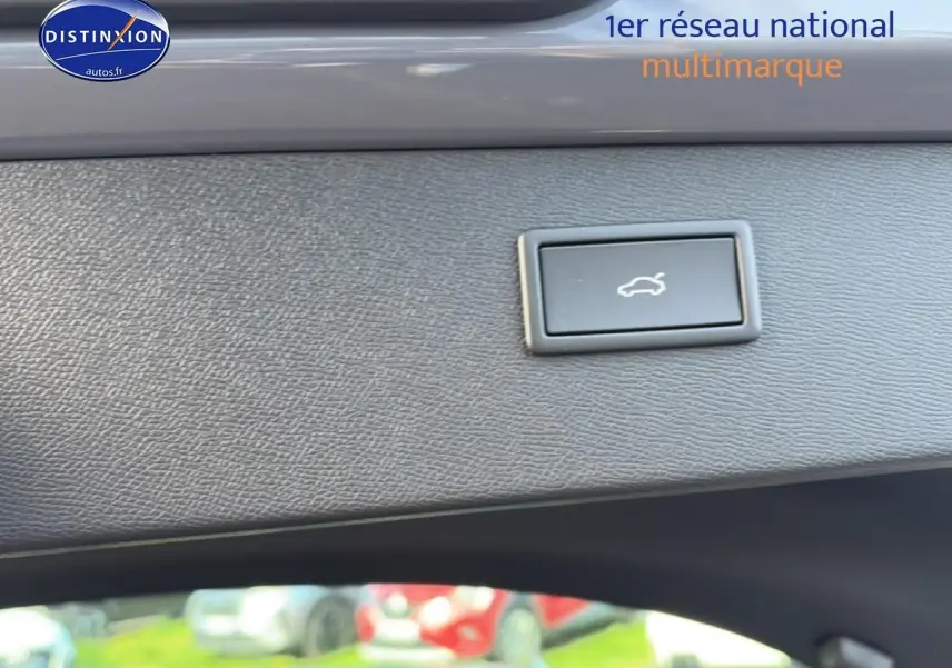 Bouton d'ouverture électrique du coffre sur la garniture intérieure d'une CUPRA Formentor gris graphene.