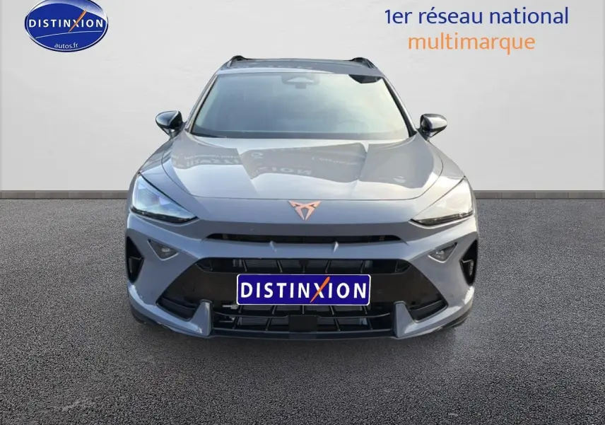 Vue frontale d'un CUPRA Formentor gris graphene avec logo cuivré et calandre noire sportive.