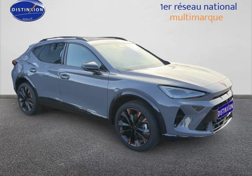SUV CUPRA Formentor gris graphene vu en 3/4 avant droit avec jantes noires et détails cuivrés.