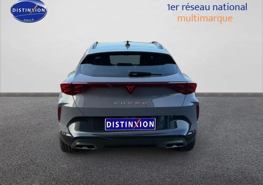 Vue arrière du CUPRA Formentor gris graphene 2026 avec feux LED reliés et double sortie d’échappement visible.