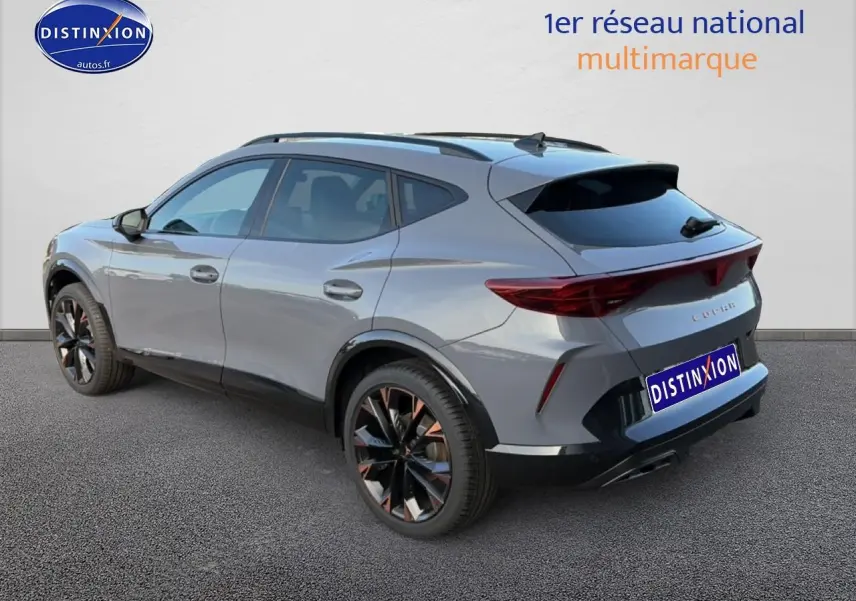 Vue 3/4 arrière droite du CUPRA Formentor gris graphene avec jantes noires et détails cuivrés, vitres arrière surteintées.