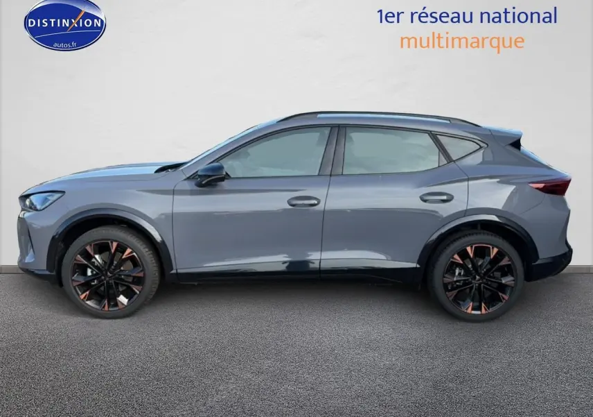 Vue de profil côté gauche du CUPRA Formentor gris graphene avec jantes noires et détails cuivrés.