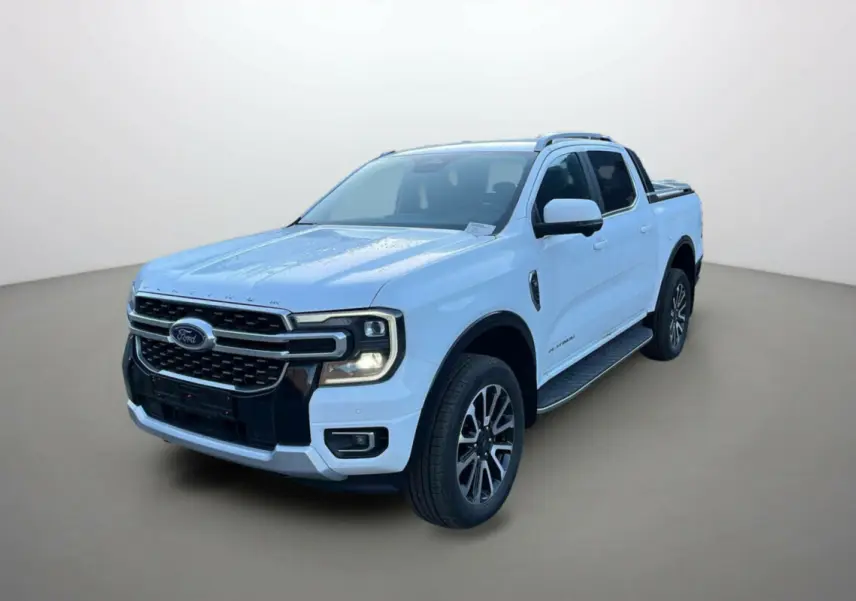 Ford Ranger blanc glacier en 3/4 avant droit avec barres de toit et jantes alu 20 pouces visibles.