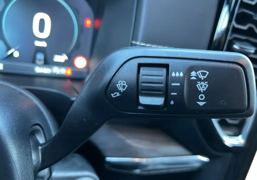 Gros plan sur la commande des essuie-glaces dans l’habitacle du Ford Ranger blanc glacier 2025.