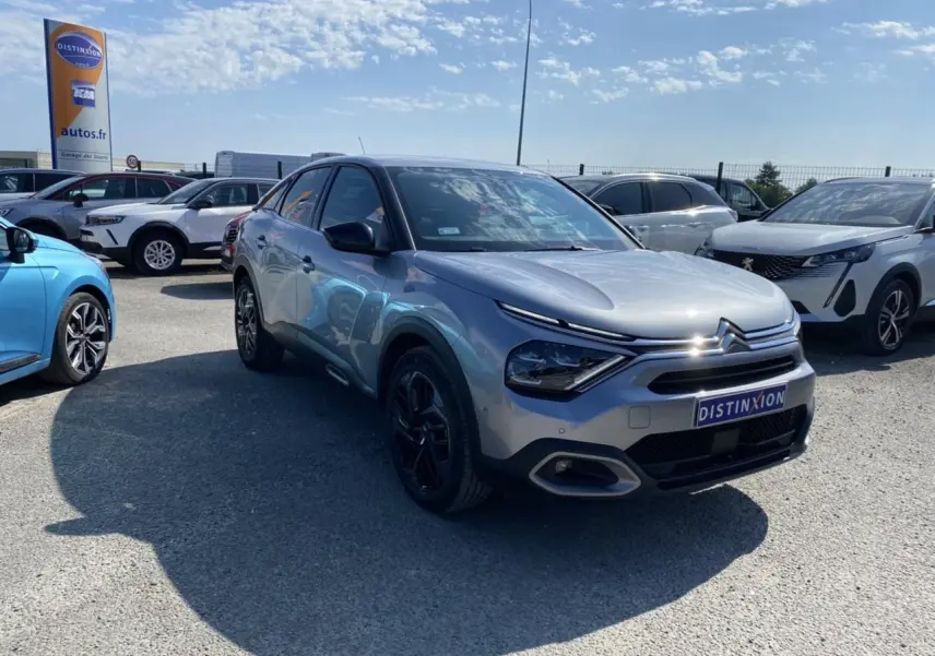 Citroën C4 gris foncé vue 3/4 avant droit, avec jantes noires et calandre distinctive Shine Pack 2021.