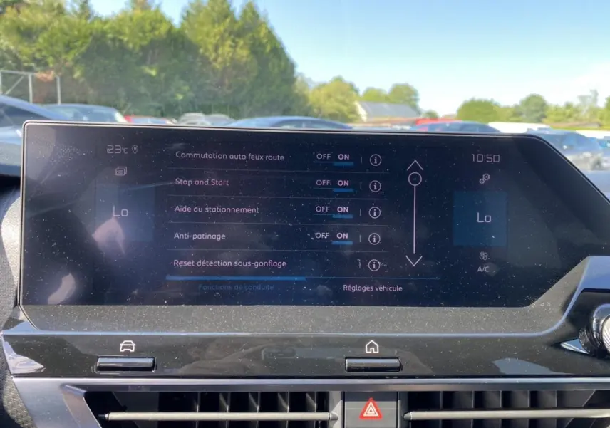 Vue intérieure du tableau de bord du Citroën C4 2021, écran tactile affichant les réglages d’aides à la conduite.