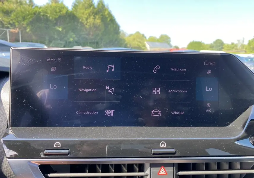 Écran tactile central de la Citroën C4 2021 gris foncé, affichant les menus radio, navigation et téléphone.