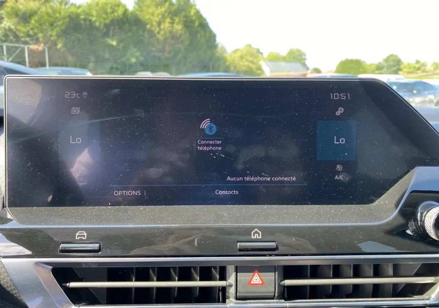 Écran tactile central du tableau de bord du Citroën C4 2021, affichant la connexion Bluetooth et la climatisation.