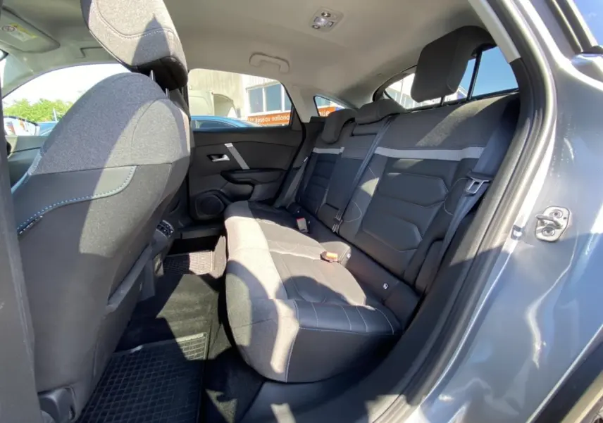 Vue intérieure arrière côté droit de la Citroën C4 2021 gris foncé, montrant les sièges arrière en tissu et cuir.