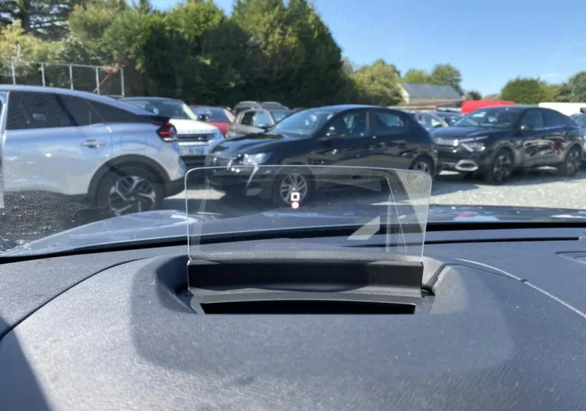 Vue intérieure du tableau de bord de la Citroën C4 2021 gris foncé, avec affichage tête haute transparent en avant.