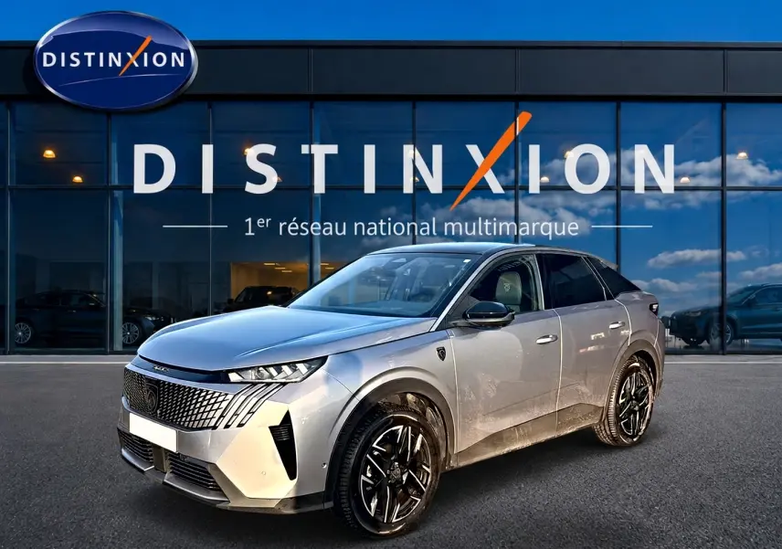 Peugeot 3008 gris 3/4 avant droit avec calandre distinctive et jantes noires devant showroom Distinxion.