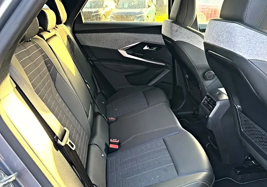 Vue intérieure côté gauche de la banquette arrière cuir et tissu gris du Peugeot 3008 1.2 hybrid 145 GT 2025.