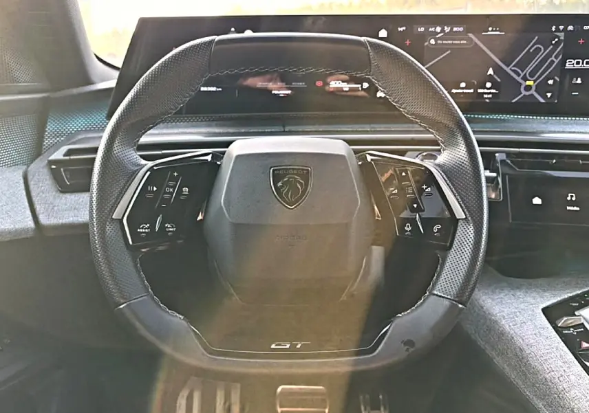 Vue frontale du volant cuir multifonction du Peugeot 3008 GT gris avec tableau de bord numérique et écran tactile.