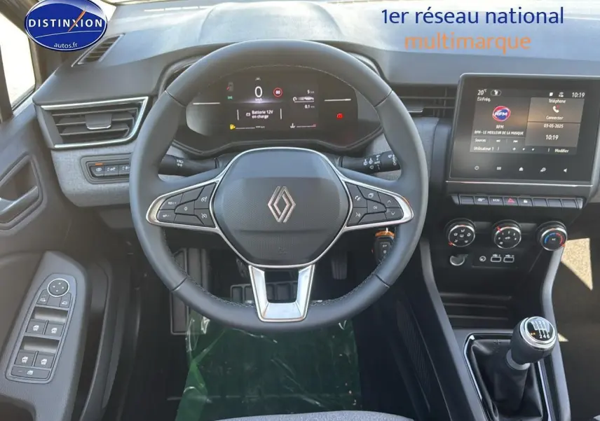 Vue intérieure centrée sur le volant multifonction et l’écran tactile de la Renault Clio V gris rafale, boîte manuelle visible.