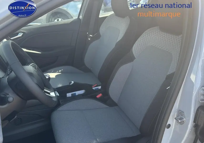 Intérieur de la Renault Clio V gris rafale, vue côté conducteur montrant les sièges avant et le volant multifonction.