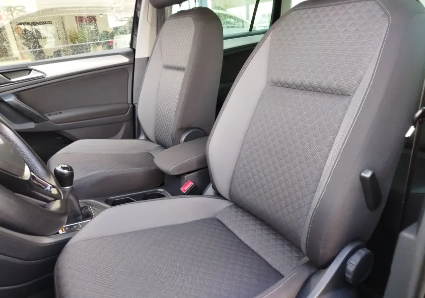 Vue intérieure rapprochée des sièges avant gris avec coutures apparentes du Volkswagen Tiguan 2.0 TDI 2019.