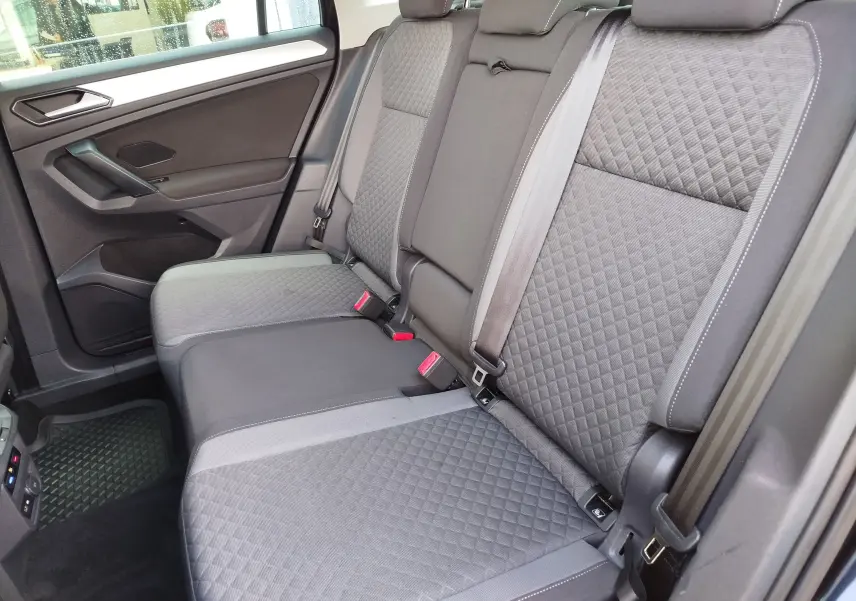 Vue intérieure côté droit des sièges arrière gris à motif losange du Volkswagen Tiguan 2.0 TDI 2019.