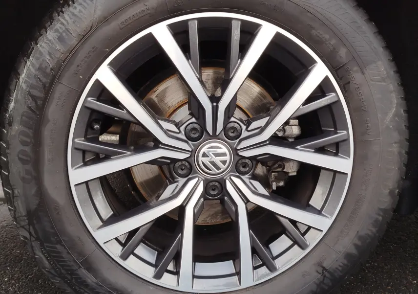 Gros plan sur la jante alliage bicolore et le pneu Goodyear d'un Volkswagen Tiguan noir intense nacré.