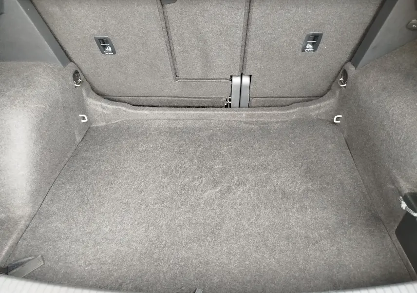 Coffre spacieux et propre du Volkswagen Tiguan 2.0 TDI 150ch Confortline, vue intérieure sans chargement, revêtement gris.