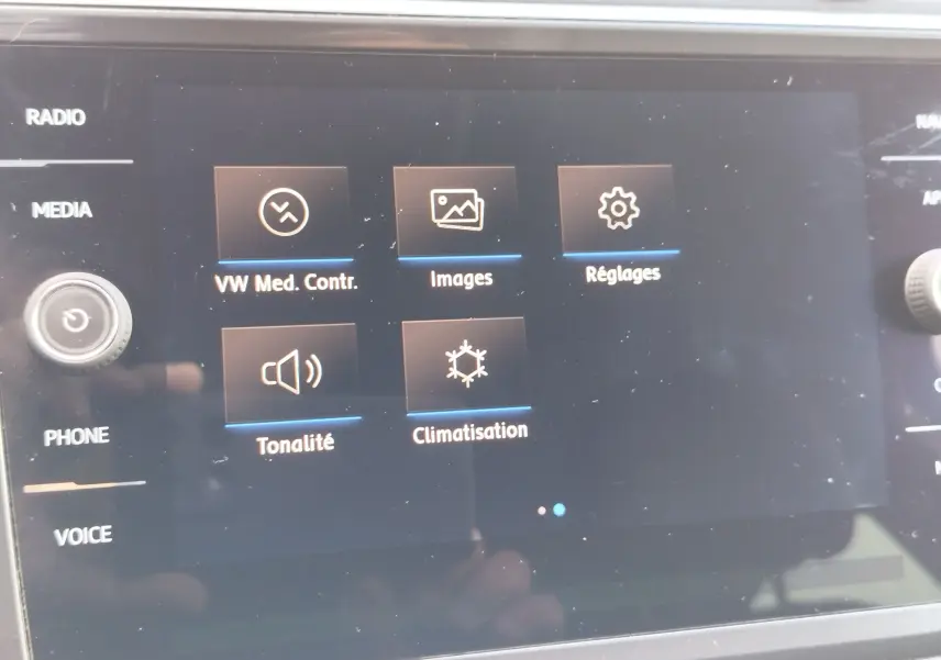 Écran tactile central du Volkswagen Tiguan 2019 affichant les options média, images, réglages, tonalité et climatisation.