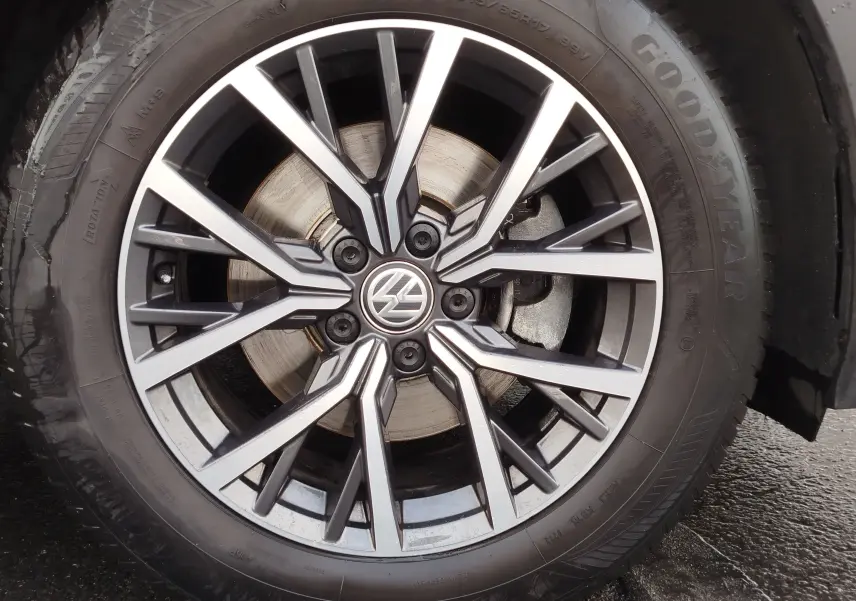 Gros plan sur la jante alliage 17 pouces bicolore du Volkswagen Tiguan 2.0 TDI 2019 avec pneu Goodyear.