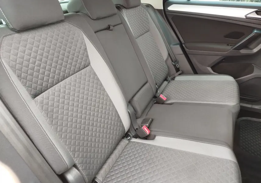 Vue latérale droite de la banquette arrière gris foncé avec surpiqûres en losanges du Volkswagen Tiguan 2019.