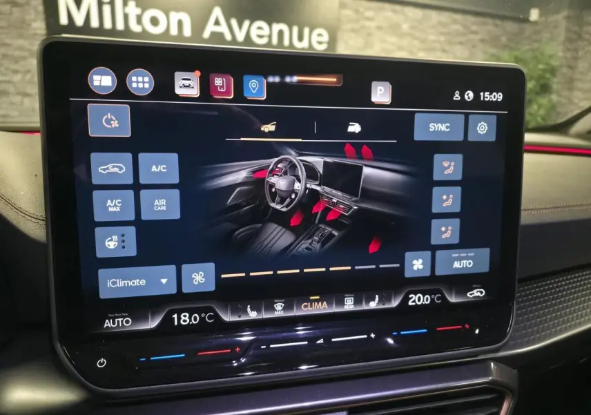 Écran tactile du système d'info-divertissement du CUPRA Formentor 2025 affichant le contrôle climatique.