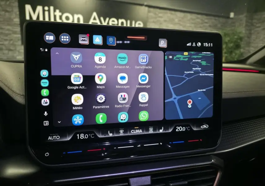 Écran tactile HD 12,9'' du système d'info-divertissement CUPRA Formentor 2025 avec navigation et applications connectées.