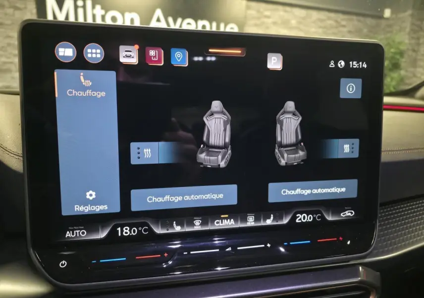 Écran tactile du système de chauffage des sièges avant dans l’habitacle du CUPRA Formentor gris 2025.