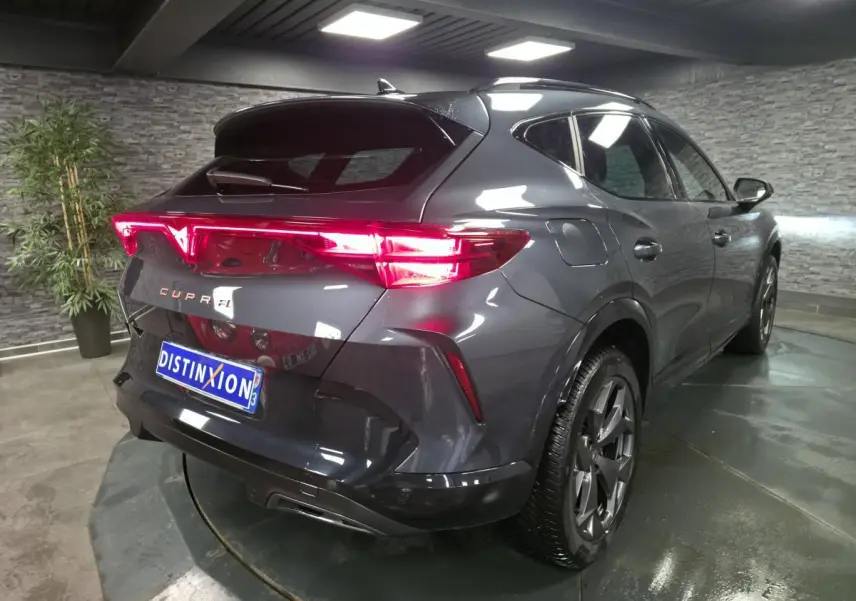 Vue 3/4 arrière droite du CUPRA Formentor gris métallisé avec feux arrière Tri-LED et jantes alliage 18 pouces.