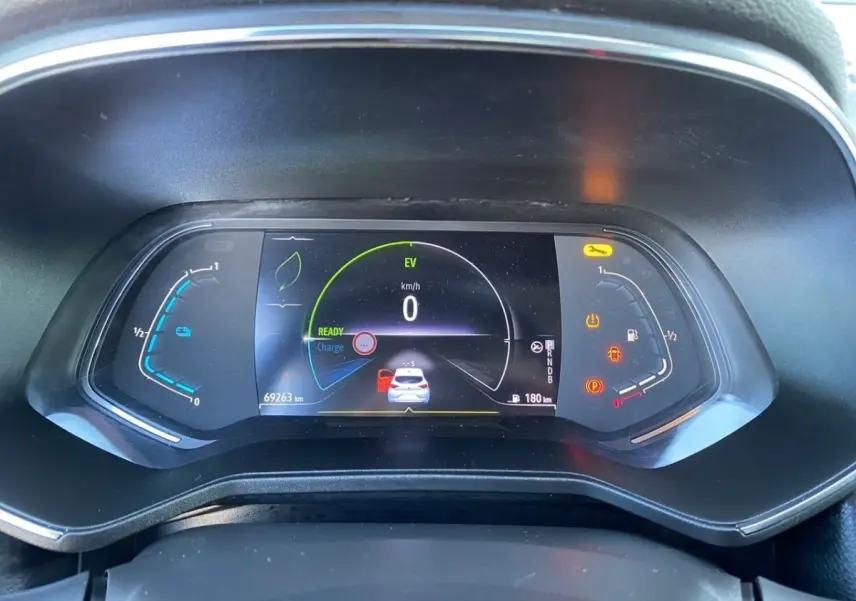 Vue rapprochée du combiné d'instruments numérique de la Renault Clio Business E-TECH 140, affichage multifonctions allumé.