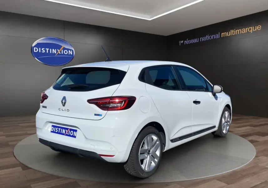 Vue 3/4 arrière droite d'une Renault Clio Business Réversible E-TECH 140 blanche, avec feux LED et jantes alliage visibles.