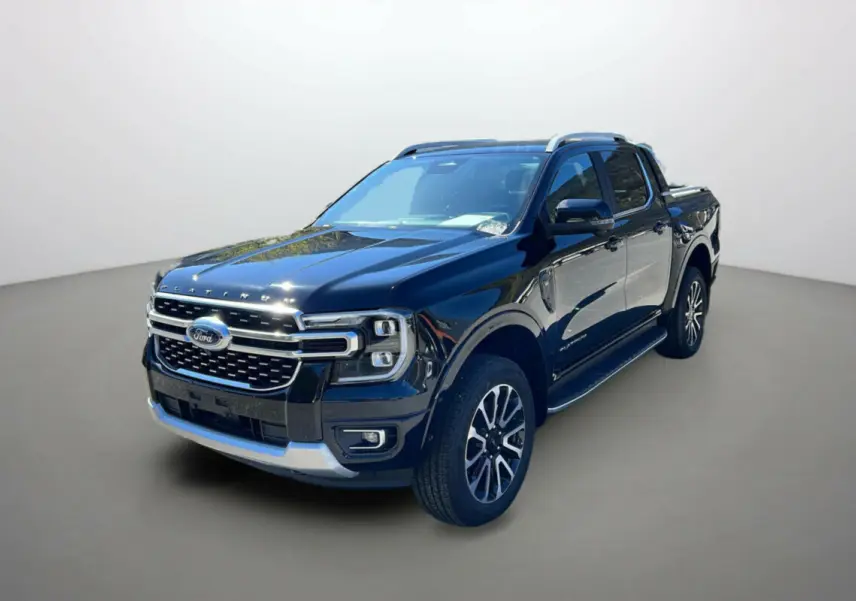 Ford Ranger 3.0 V6 Platinum noir agate en 3/4 avant droit, avec calandre chromée et jantes alu 20 pouces.