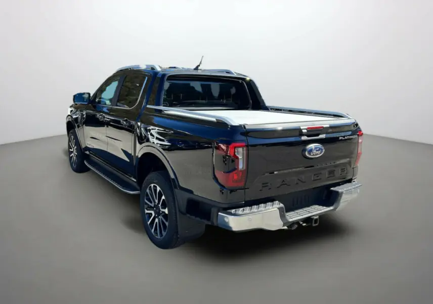 Vue 3/4 arrière droite du Ford Ranger noir agate avec benne couverte et jantes alu 20 pouces distinctives.
