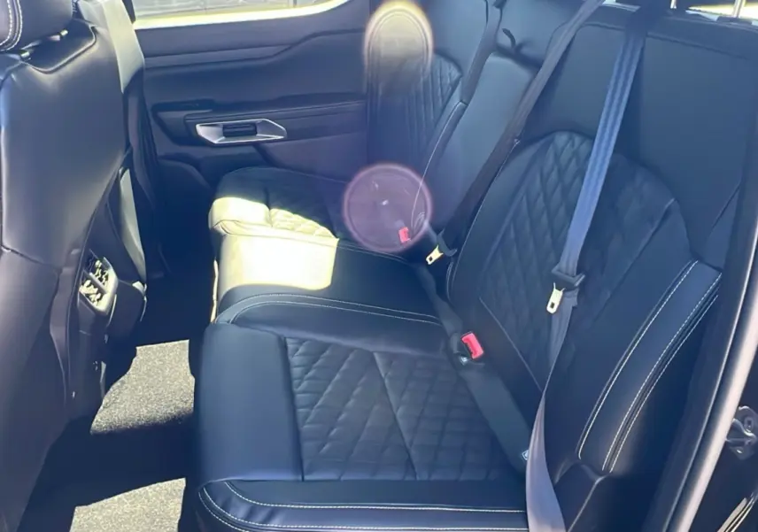 Vue intérieure côté droit des sièges arrière en cuir noir matelassé du Ford Ranger 2025 version Platinum Rideau.