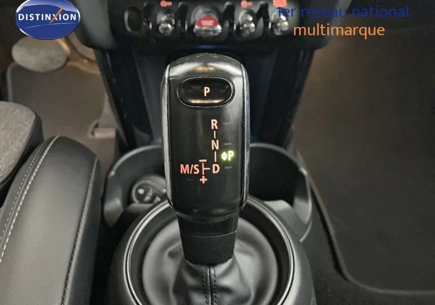 Le levier de vitesses automatique noir de la MINI Cabriolet F57 2023, vue rapprochée de la console centrale.