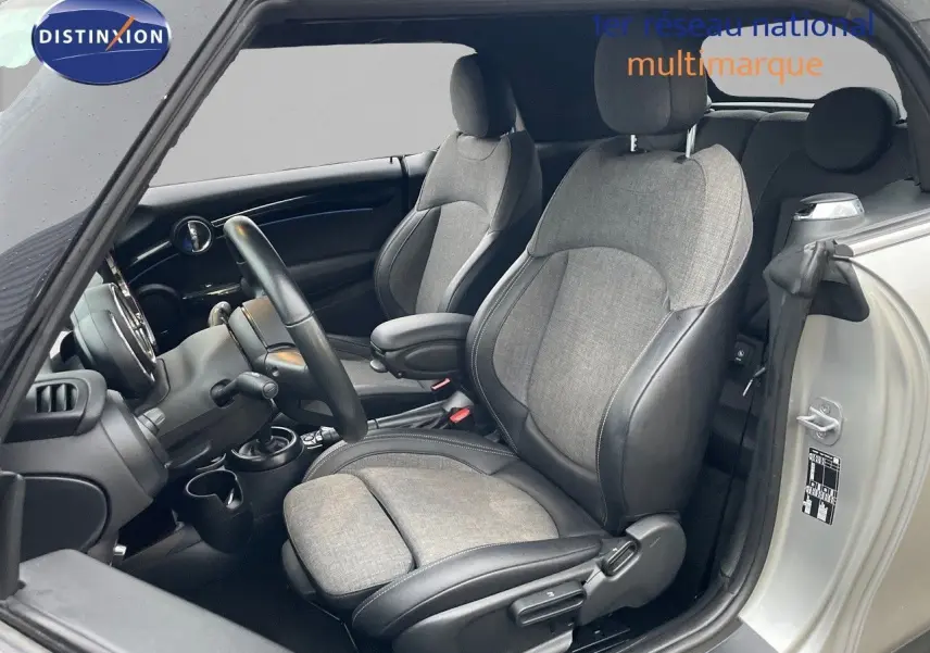Vue intérieure côté conducteur d'une MINI Cabriolet Melting Silver avec sièges tissu gris et cuir noir.
