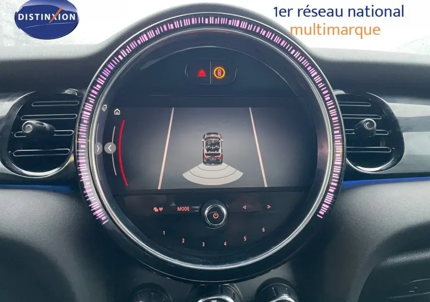 Tableau de bord de MINI Cabriolet Melting Silver, affichage central rond avec caméra de recul active.