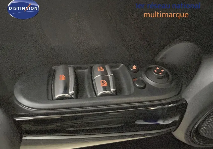 Gros plan sur les commandes de lève-vitres et rétroviseurs côté gauche d'une MINI Cabriolet Melting Silver 2023.