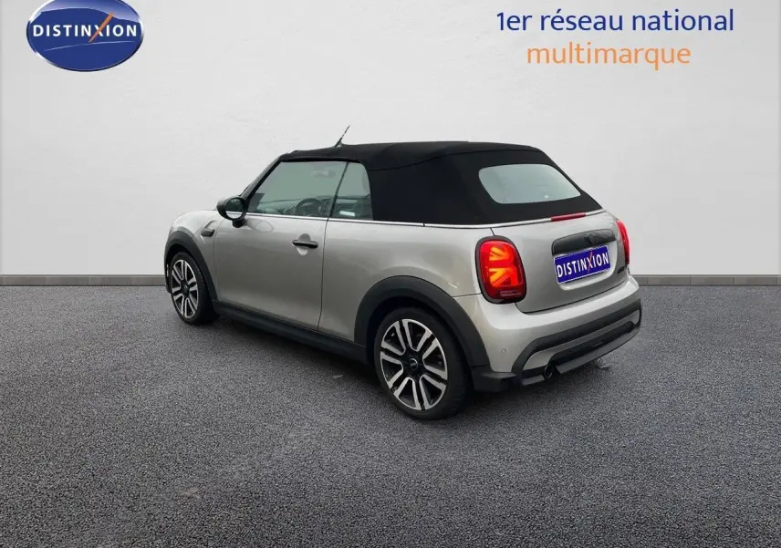 MINI Cabriolet F57 2023 en Melting Silver Metal, vue 3/4 arrière côté gauche avec capote noire fermée.