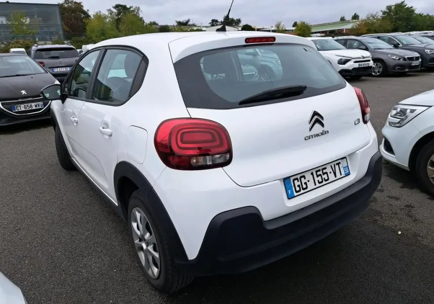 Vue 3/4 arrière droite d'une Citroën C3 Société blanche de 2022 avec feux arrière distinctifs et plaque française visible.